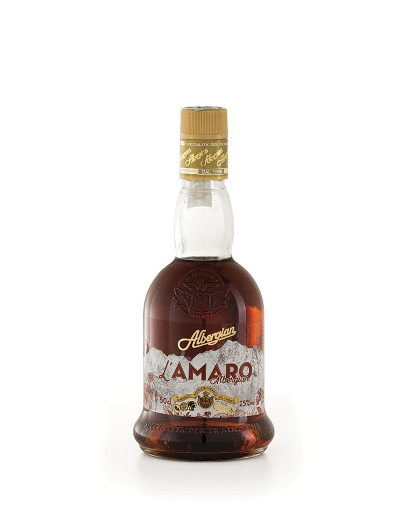 Bottiglia Giacomo di Amaro Albergian, liquido bruno ambrato ed etichetta con le montagne